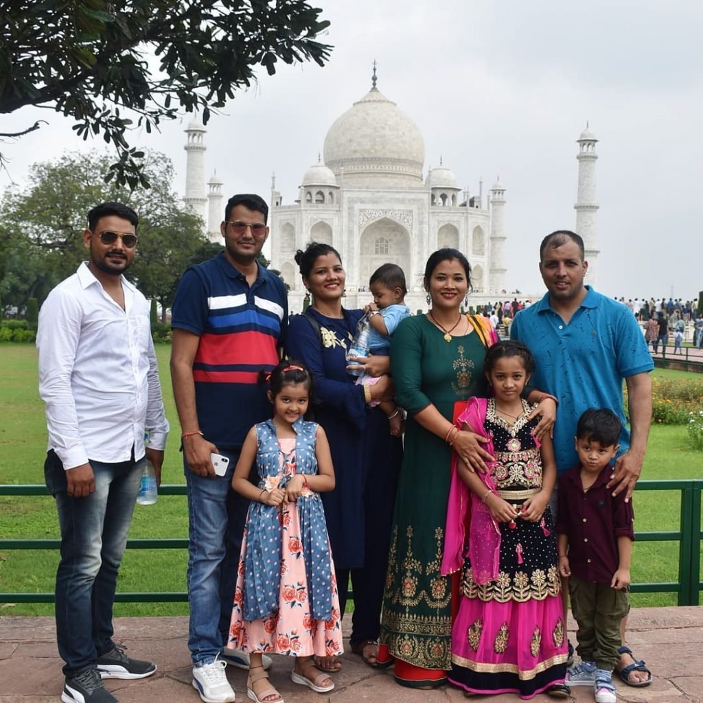 Family Tourist in Taj Mahal