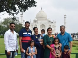 Family Tourist in Taj Mahal