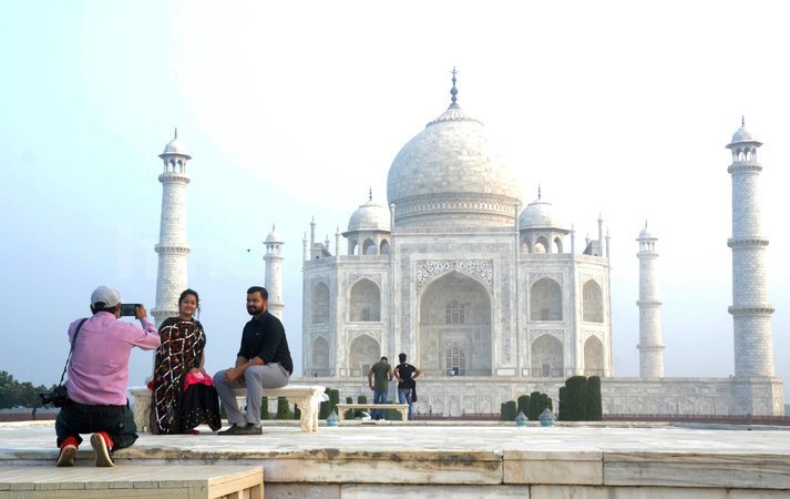 taj mahal photographer click photo of tourist