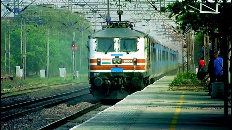 Are there any express trains that operate between Delhi and Agra