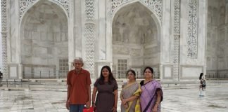 Tourist in Taj Mahal travel taxi in Agra