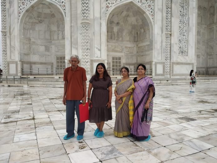 Tourist in Taj Mahal travel taxi in Agra