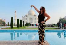 Taj Mahal Sightseeing picture holding tip of Taj Mahal