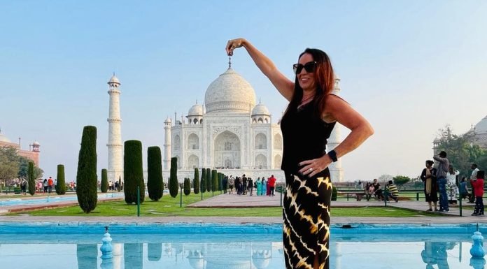 Taj Mahal Sightseeing picture holding tip of Taj Mahal